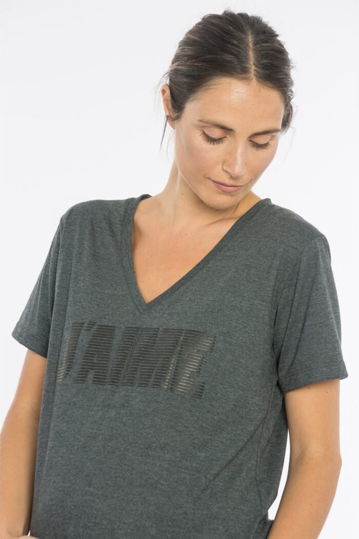 REMERA AMAR MC JERSEY MELANGE GRIS OSCURO estampada - Imagen 2