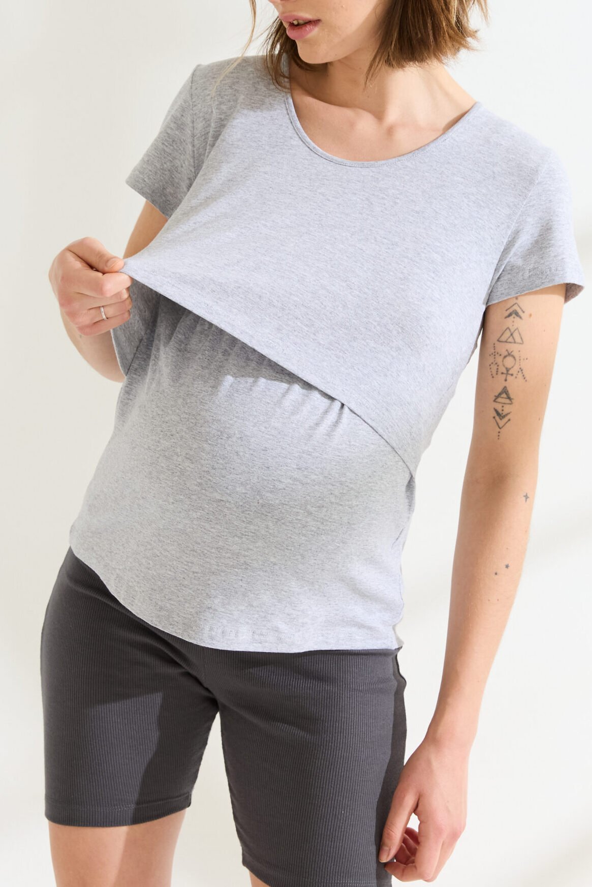 REMERA AMAMANTAR MC gris melange